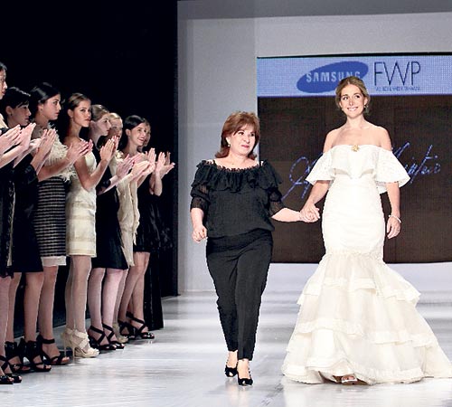 <p>Salida. Quintero agradece junto a la nueva modelo.</p>