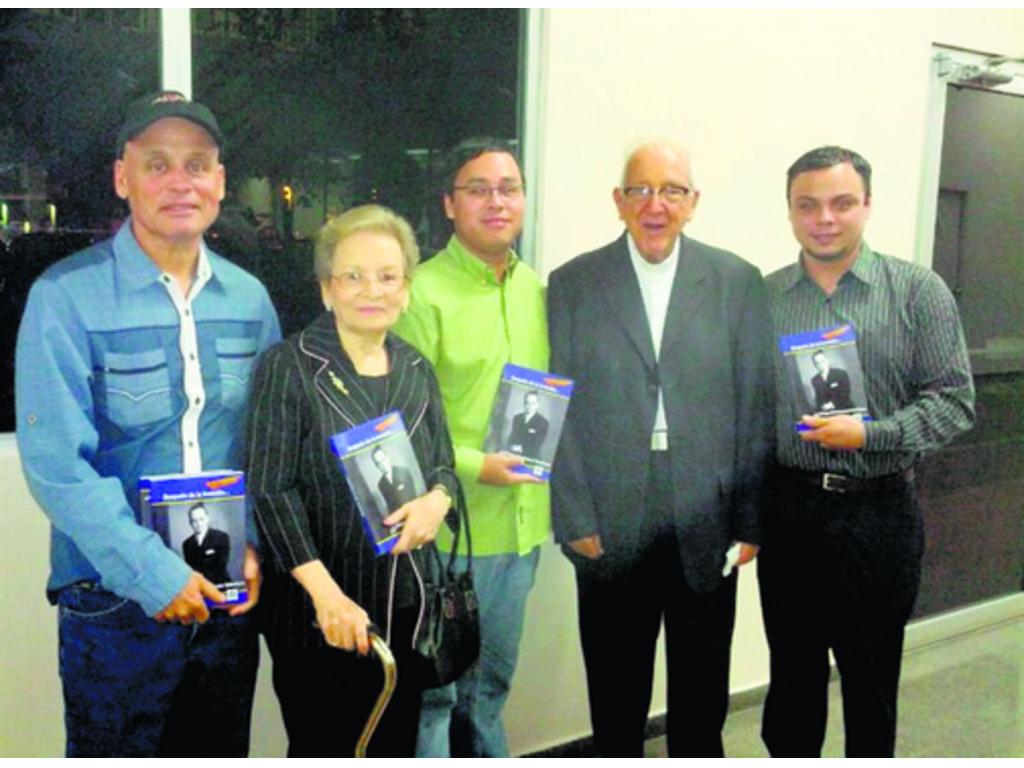 Familiares del Dr. Domínguez Caballero y el padre Fernando Guardia.( Cortesía Zady Domínguez)