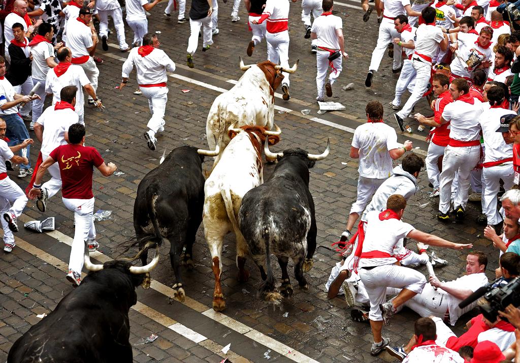 Un grupo de mozos corren con la reses de Dolores Aguirrre en el primer encierro de los sanfermines. Foto: EFE<br>