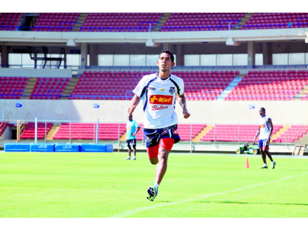 El lateral zurdo Carlos Rodríguez completa su faena de ejercicios.(Alberto Ortega)