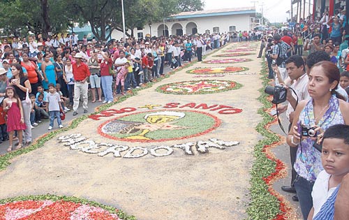 <p>Atractivo. Alfombras de flores por donde pasan las danzas.</p>