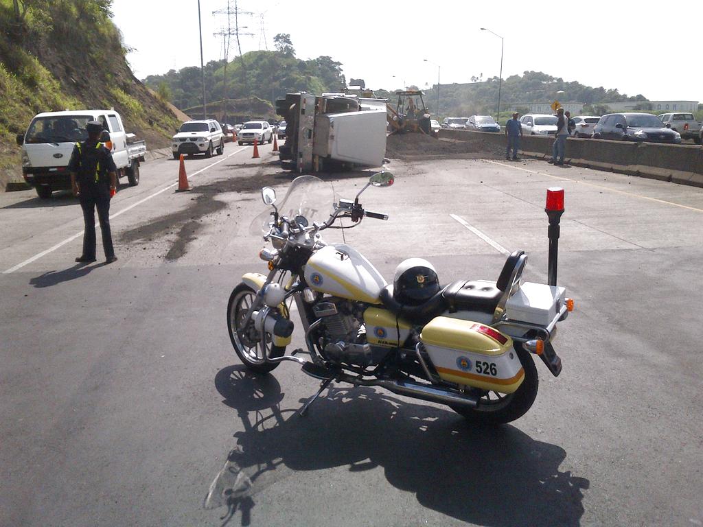 Unidades del tránsito dirigen el tráfico vehicular. Foto/Jesús Simmons<br>