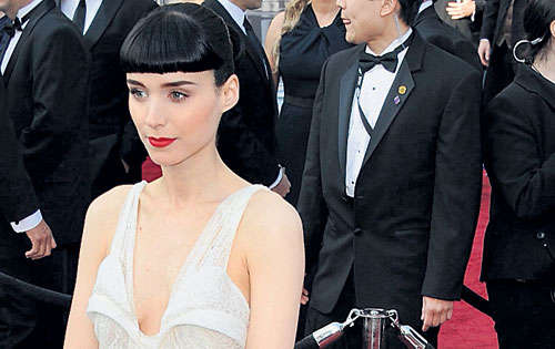 <p>Rooney Mara. Siguiendo su estilo apareció con un Givenchy Haute Couture de encajes en tono blanco. </p>