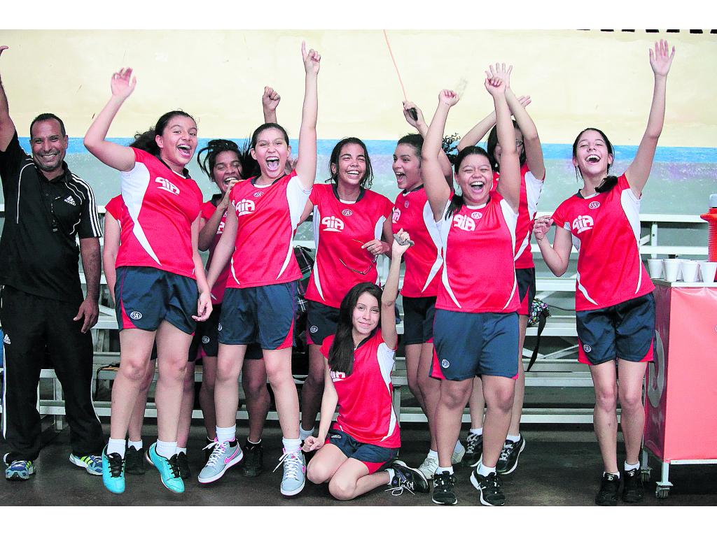 Las chicas de la AIP, sede Cerro Viento, festejan después de haber vencido a La Salle. ()