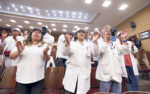 <p>Acción. Los médicos se mantuvieron en las gradas.</p>