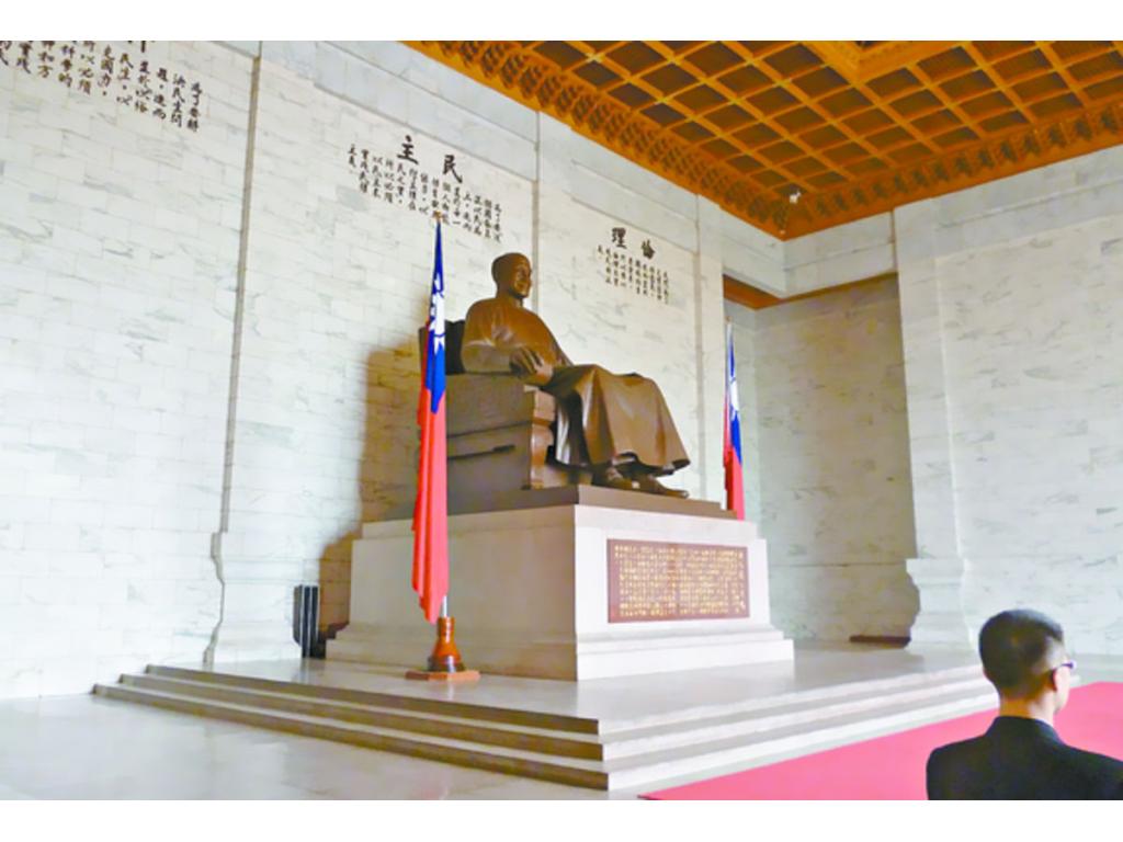 Monumento conmemora las gestas revolucionarias del Dr. Sun Zhong Shan, en plena ciudad de Taipéi.