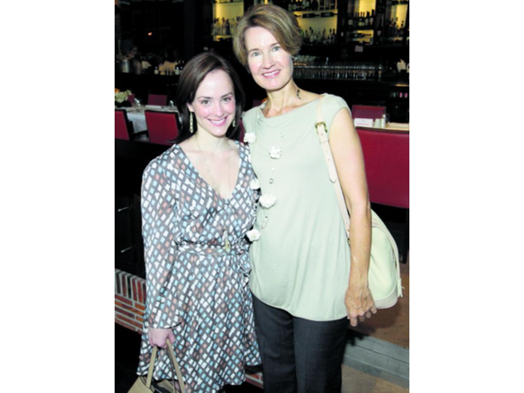 6. Mercedes Ortiz de Zevallos y Michelle de Eleta.