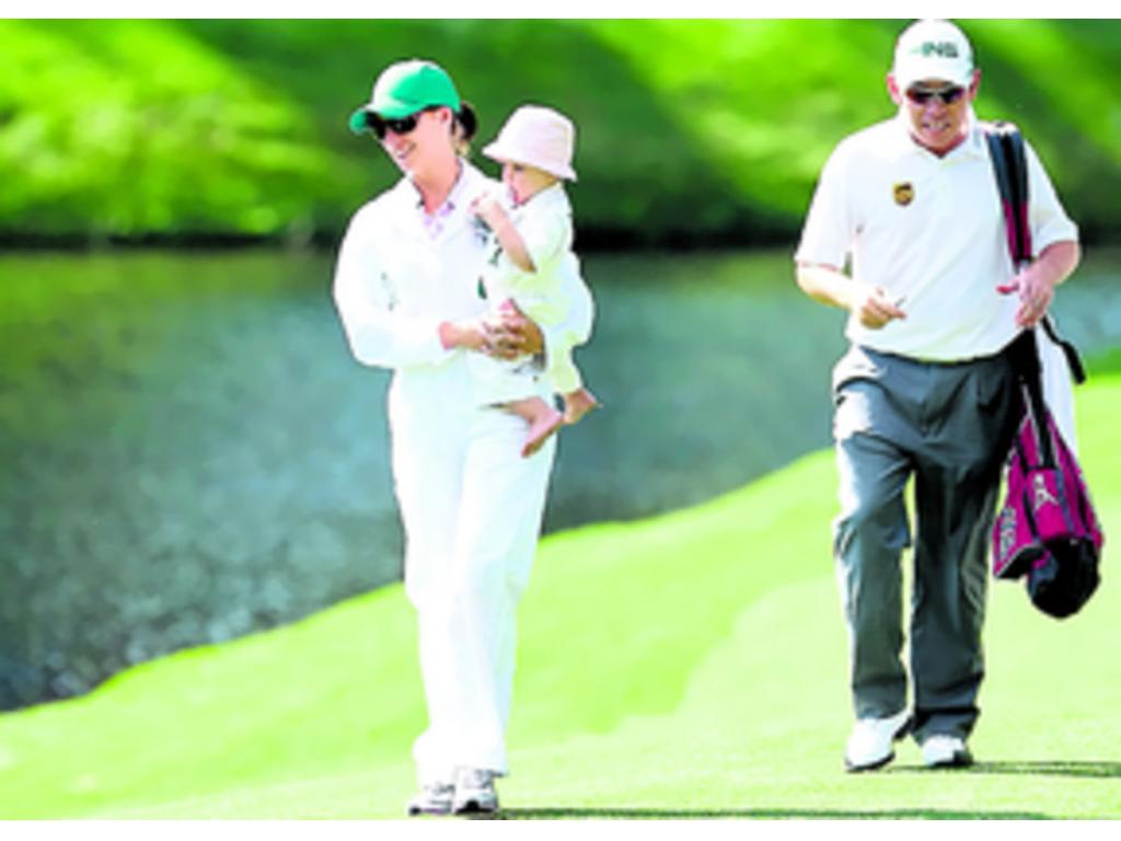 Nel-Mare, pareja de Louis Oosthuizen, junto a su pequeña hija. (AP)
