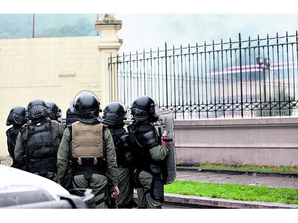 Cerca. Los antimotines rodearon la sede del Instituto.(Erick Barrios.)