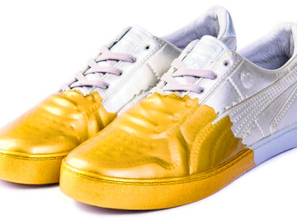 Las zapatillas fueron diseñadas por el japonés Mihara Yasuhiro. Hechas de cuero resistente, su principal característica es que la parte delantera se ha diseñado como si se hubiera sumergido en un bote de pintura brillante y espesa.