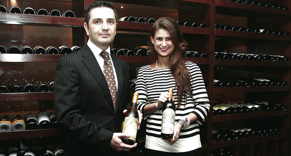 Basilio Barros, sommelier de Felipe Motta, junto a Juliana Capriles.(Omar Morales)