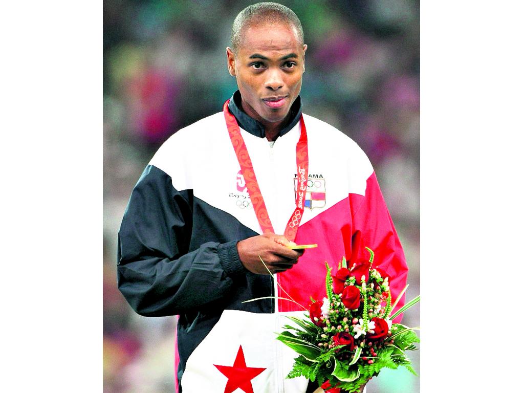 Irving Saladino recibió su medalla olímpica con su jacket tricolor.(Archivo)