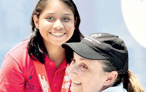 <p>Sirenita. Estelvina Gutiérrez celebra su medalla de oro.</p>