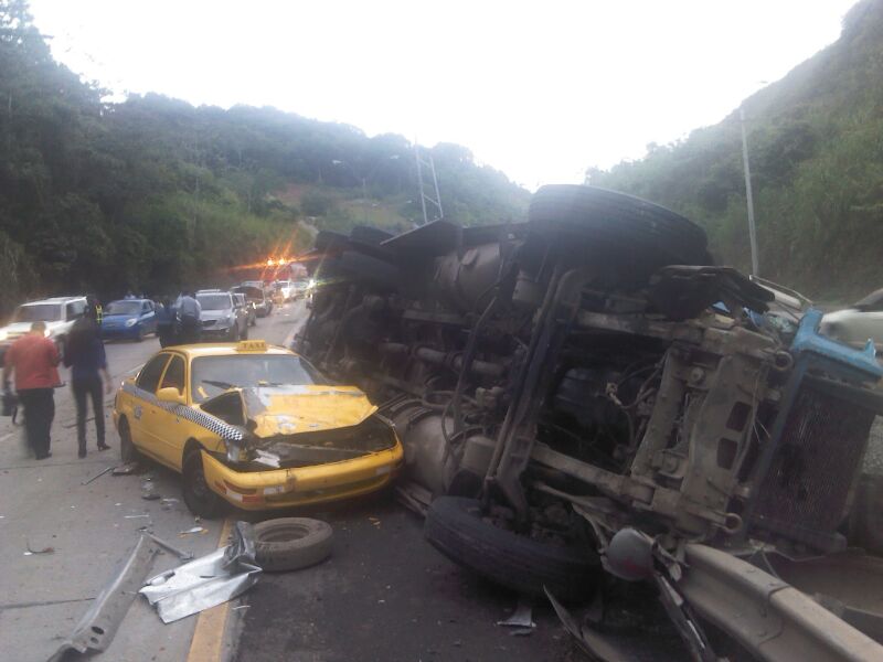 Parte de los carros involucrados en el accidente. Foto/Jesús Simmons. <br>