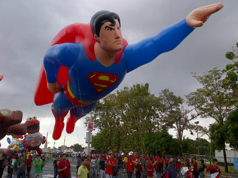 Panameños disfrutan del desfile de globos gigantes. Foto/Adiel Bonilla<br>