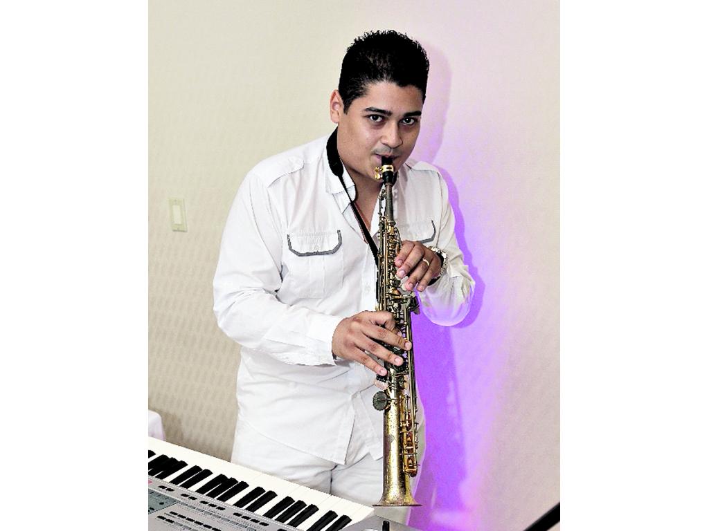 6. Músico ambientando el coctel.()