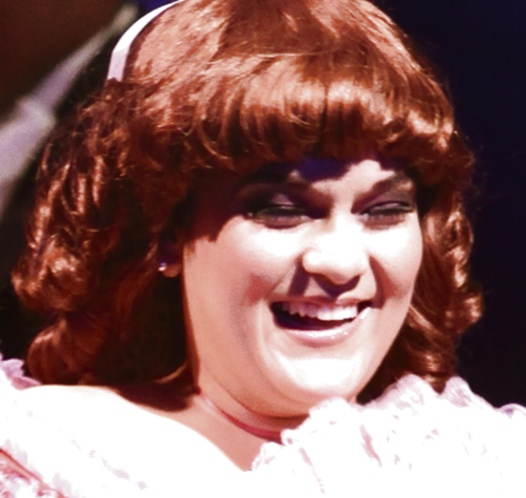 Actriz y productora teatral. Actuó en La Bella y la Bestia Jr. y Hello Dolly. Estudiará en Nueva York teatro musical.()