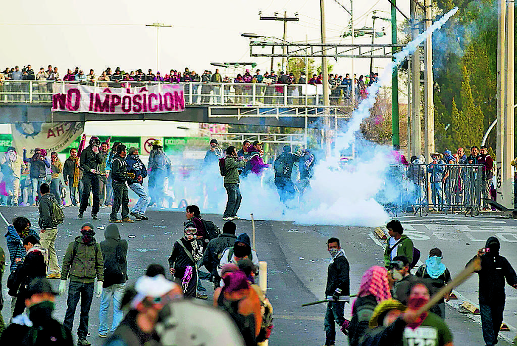Protestas. Manifestantes se enfrentan con la policía.(AP)
