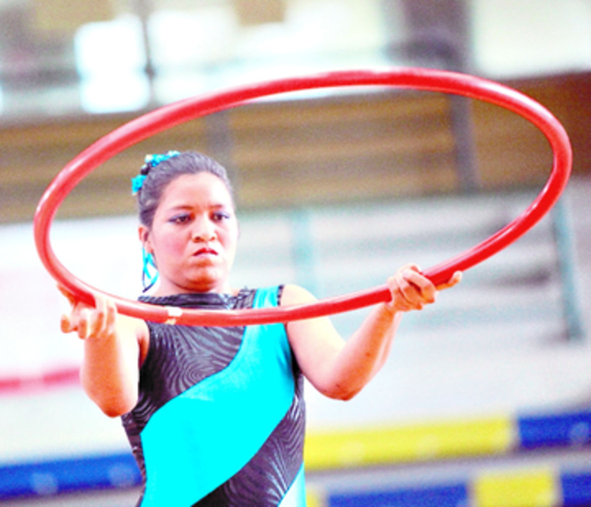 4. La capitalina Rosario Bedoya demostró su dominio sobre el hula hula.