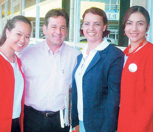 <p>En otra foto figura el candidato a la Vicepresidencia, Juan C. Navarro.</p>