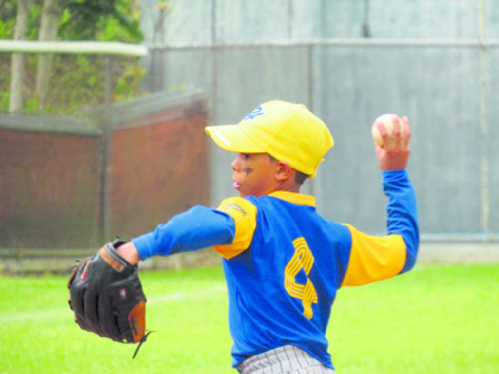 Abdiel Alonso se apuntó la victoria desde el montículo por Herrera.(Carlos Castillo Jiménez)