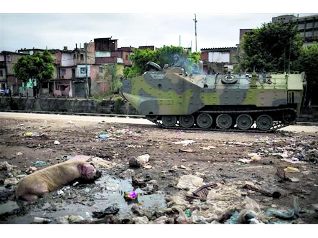 Apoyo. Los militares también brindan seguridad.(AP)