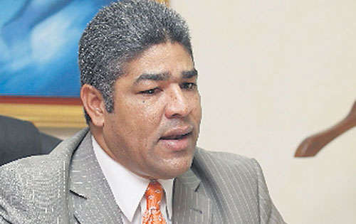 <p>El presidente del Colegio Nacional de Abogados, César Ruiloba, mediante una nota, solicitó a Moncada Luna que retirara el proyecto de la Asamblea Nacional, pues así lo decidió todo el gremio.</p>