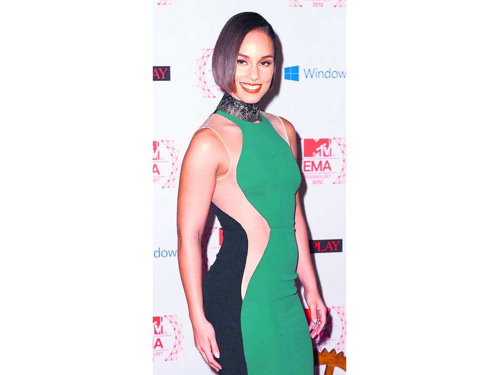 Alicia Keys. Perfecta con su entalladísimo vestido bicolor de Stella McCarteny. Una muestra de que tiene un cuerpo muy tonificado y delineado.()