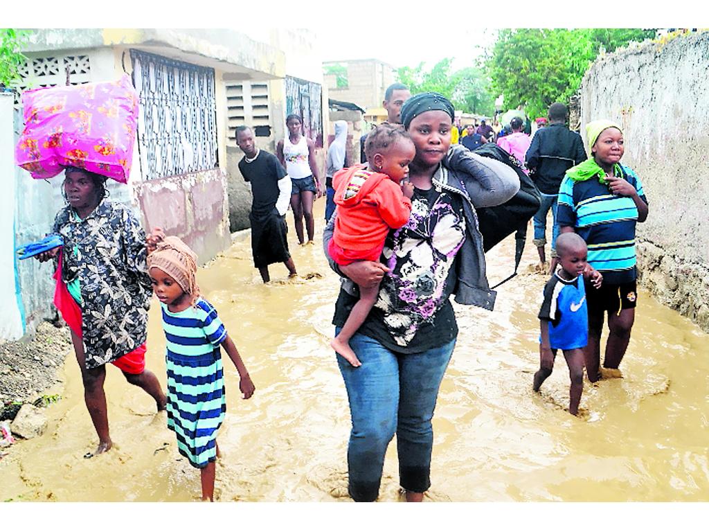 Crisis. En Haití huyen de la catástrofe.(EFE)