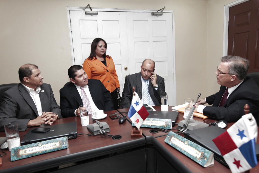 La reunión empezó con más de una hora de retraso. Foto/Noriel Gutiérrez<br>