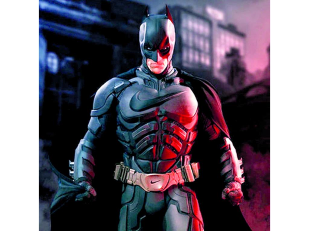 El estilo deportivo se imprime en el pecho de Batman.