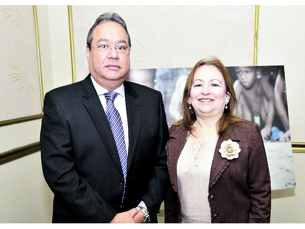 5. Henry Lewis y Nelly Cedeño de Paredes.()