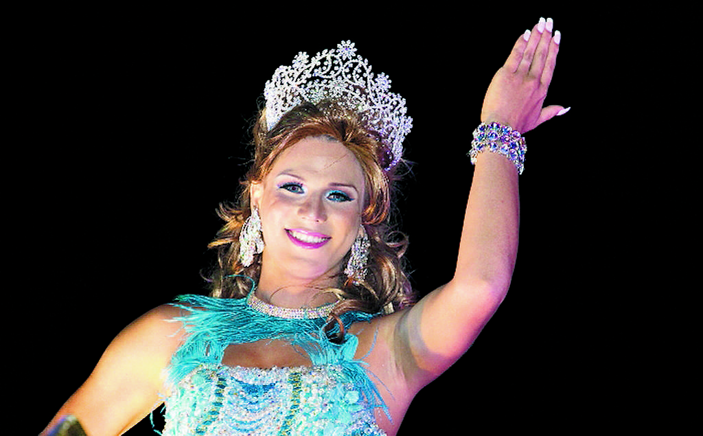La reina de la comunidad gay, Andrea Sofía, sorprendió a los asistentes al desfile del Carnaval en la Cinta Costera, pues su vestido y carro alegórico estaban adornados con detalles brillantes y con colores vibrantes. Fue muy aplaudida en todo su recor