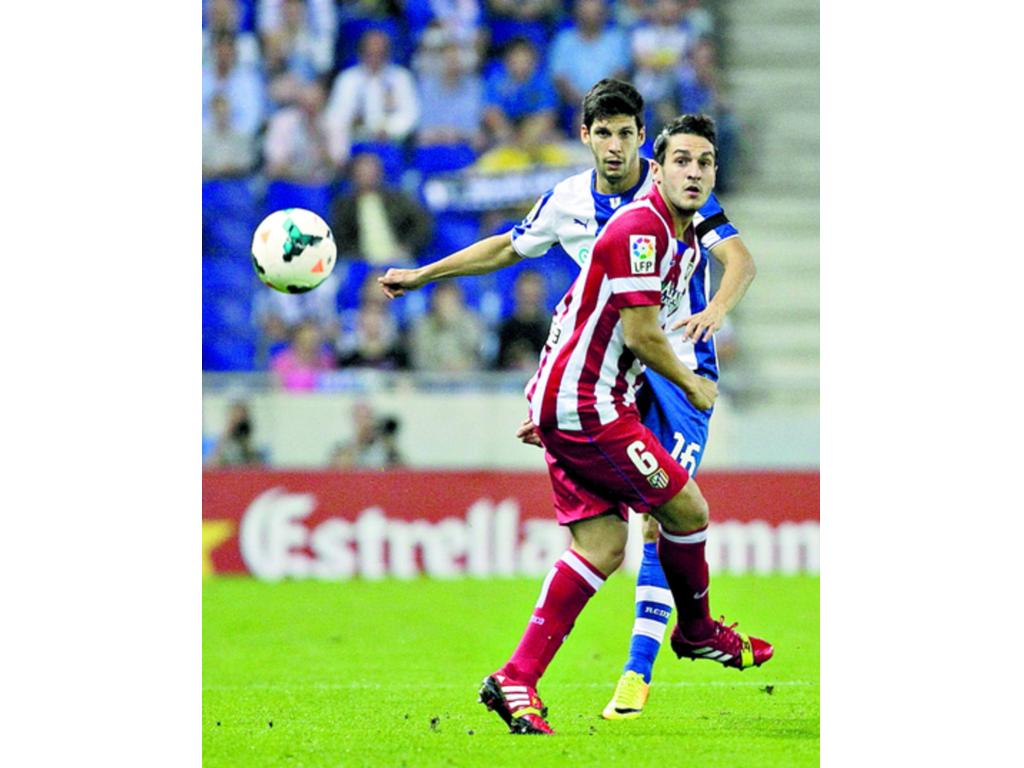 El Atlético Madrid (izq.) no sacó provecho al empate del Barcelona.(EFE)
