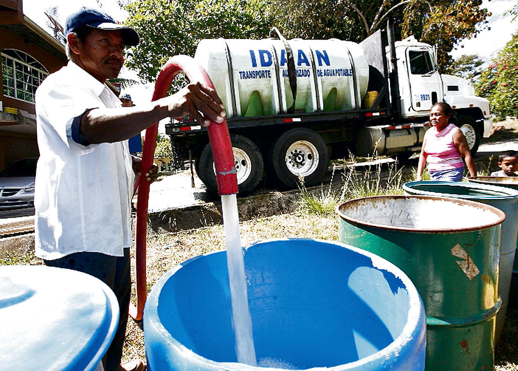 Prevención. Los usuarios recolectan agua en tanques, que se convierten en viveros para mosquitos transmisores.(Carlos Lemos.)