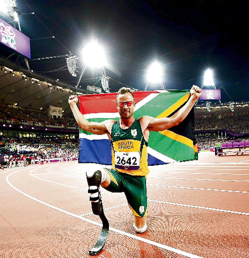Posando. Pistorius con su bandera.(EFE)