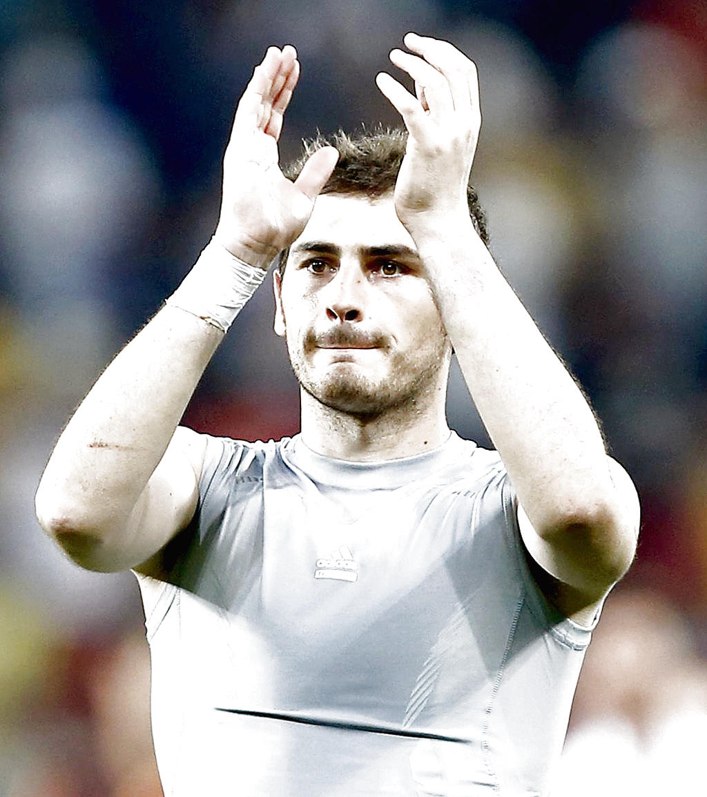 Gesto. Casillas aplaude, después de la clasificación de España a semifinales.(EFE)