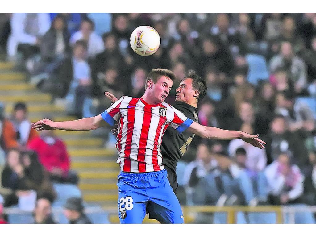 Acción. "Koke" (28) pelea el balón con Joao Dias (dcha.)(EFE )