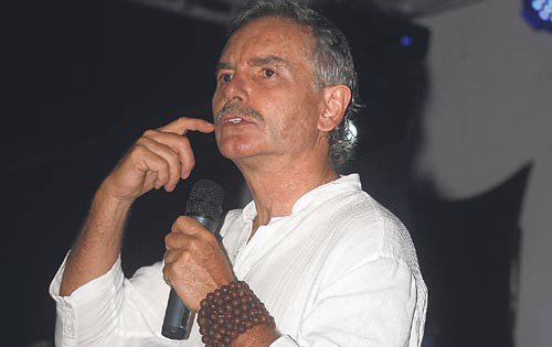<p>Invita a ayunar y servir.</p>