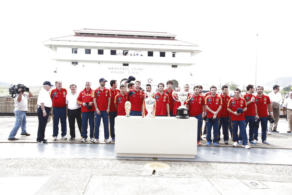 Jugadores de la selección de España junto a las copas. Foto: Anayansi Gamez<br>