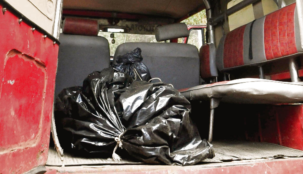 Tristeza. Custodian el cuerpo de uno de los pilotos.(EFE)