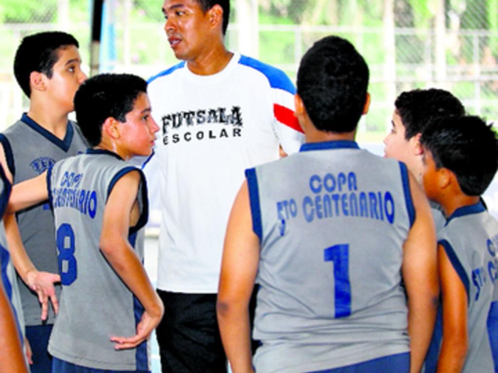 Gilberto Mong da instrucciones al equipo del IJA.(Anayansi Gamez)