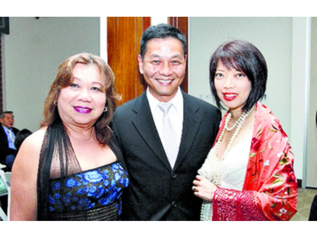 4. Cecilia de Chang, Antonio Lau y Nely de Lau.