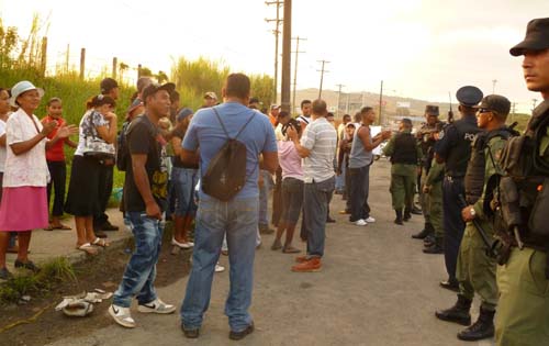 Unidades de la Policía Nacional impiden que residentes de Sabanitas cierren la calle. Foto/Delfia Cortez