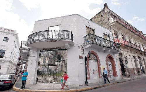 <p>Preciado.De esta antigua librería solo quedan las paredes. </p>