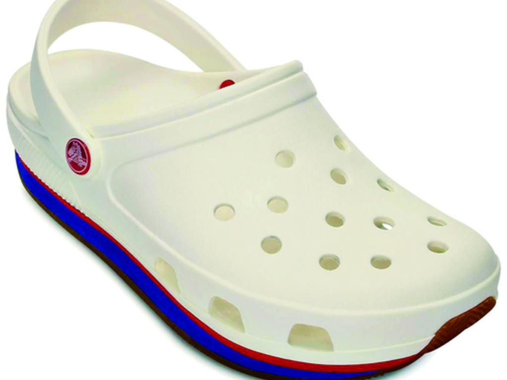Crocs, el calzado innovador, se une a la celebración de los panameños en este mes. Esta propuesta en blanco cuenta con detalles de color rojo y azul.