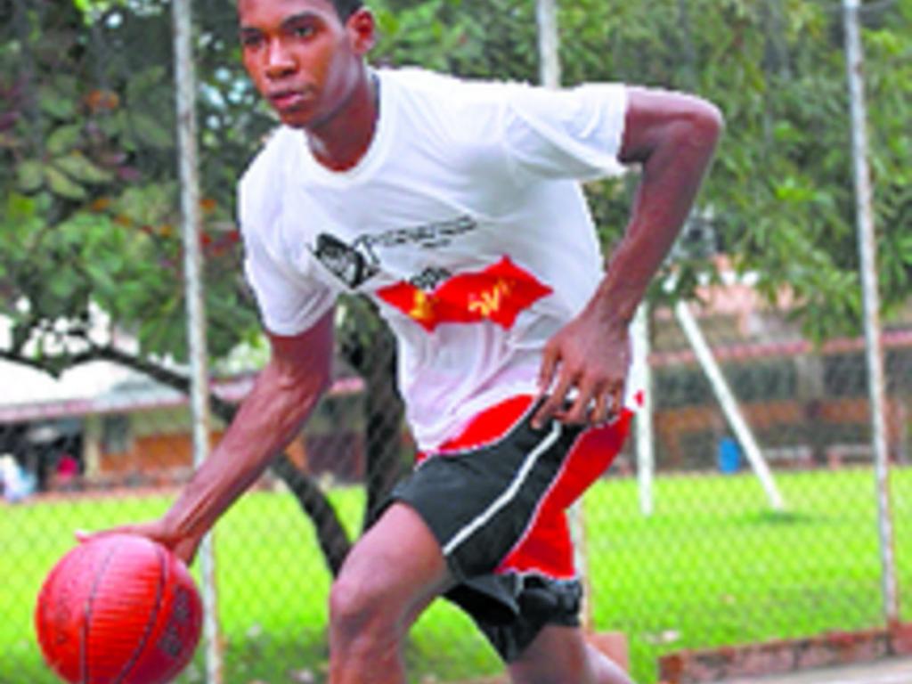 Sabe llevar el balón al ataque.(Anayansi Gamez)