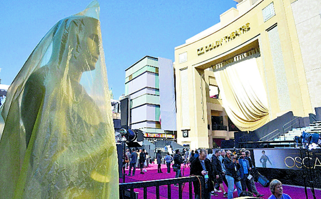 El Dolby Theatre está preparado para recibir a las estrellas invitadas a la edición 85 del Óscar. Las grandes estatuas de aquel hombrecillo dorado permanecen tapadas, ya que se espera una noche lluviosa.
