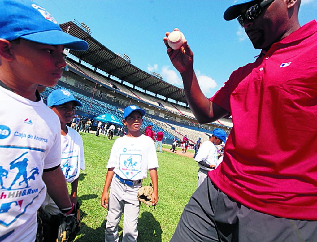 El ex grandes ligas Carlos Delgado, de Puerto Rico, da instrucciones.(Carlos Lemos)