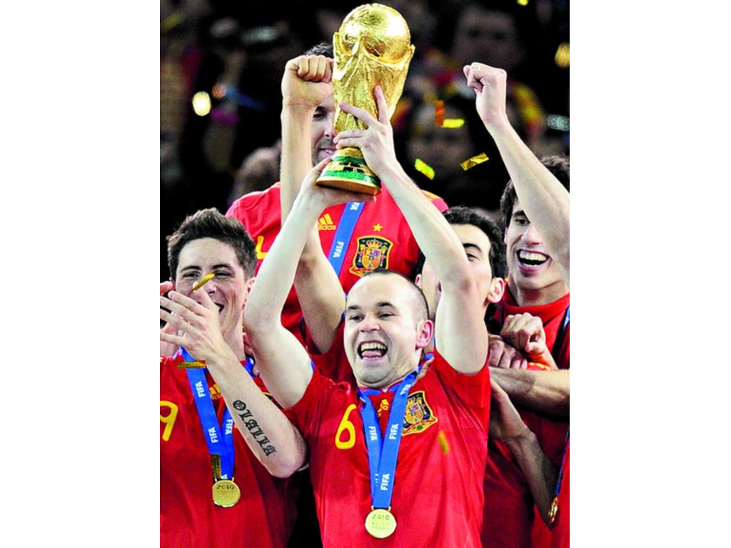 Iniesta levantó la Copa del Mundo Sudáfrica 2010.(AP)